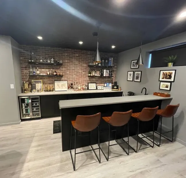 photo of the bar area in the Hofsted basement, designed and built by KMA Building in Winnipeg, MB