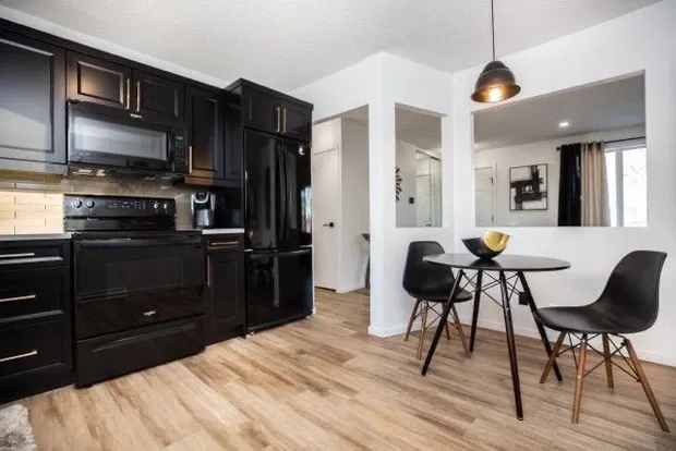 photo of the "Cornwall" kitchen designed and built by KMA Building in Winnipeg, MB