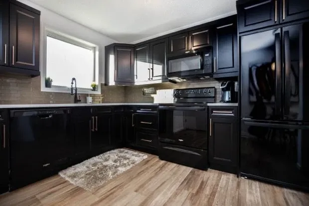 photo of the "Cornwall" kitchen designed and built by KMA Building in Winnipeg, MB