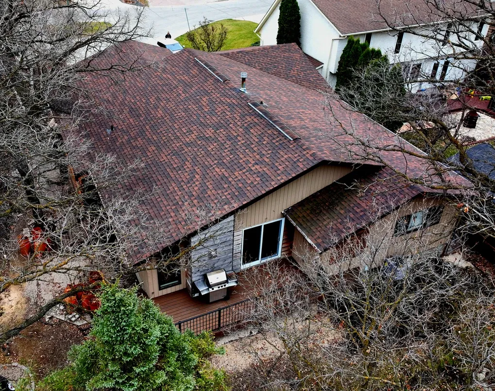 photo of the "Oakfield" deck, a composite deck designed and built by KMA Building in Winnipeg, MB